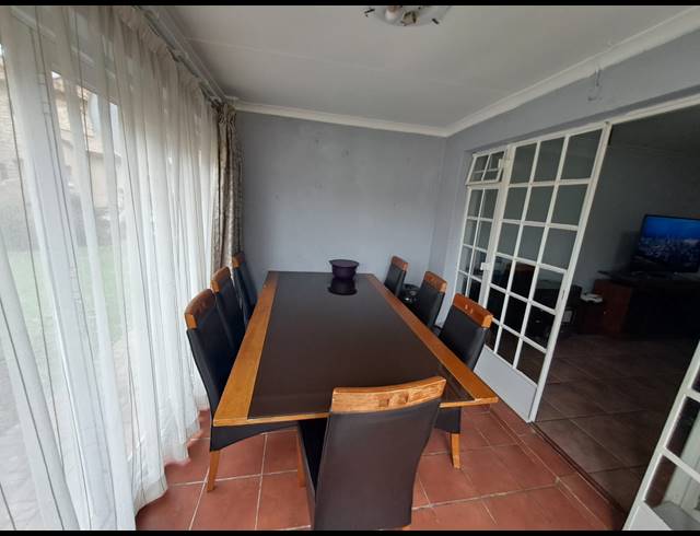 3 BEDROOM TOWNHOUSE FOR SALE IN CASTLEVIEW